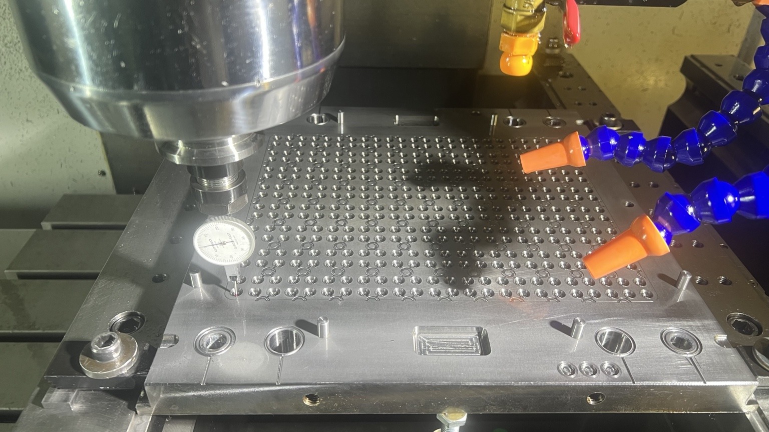 資力機械 CNC 銑床加工模具的現場照片