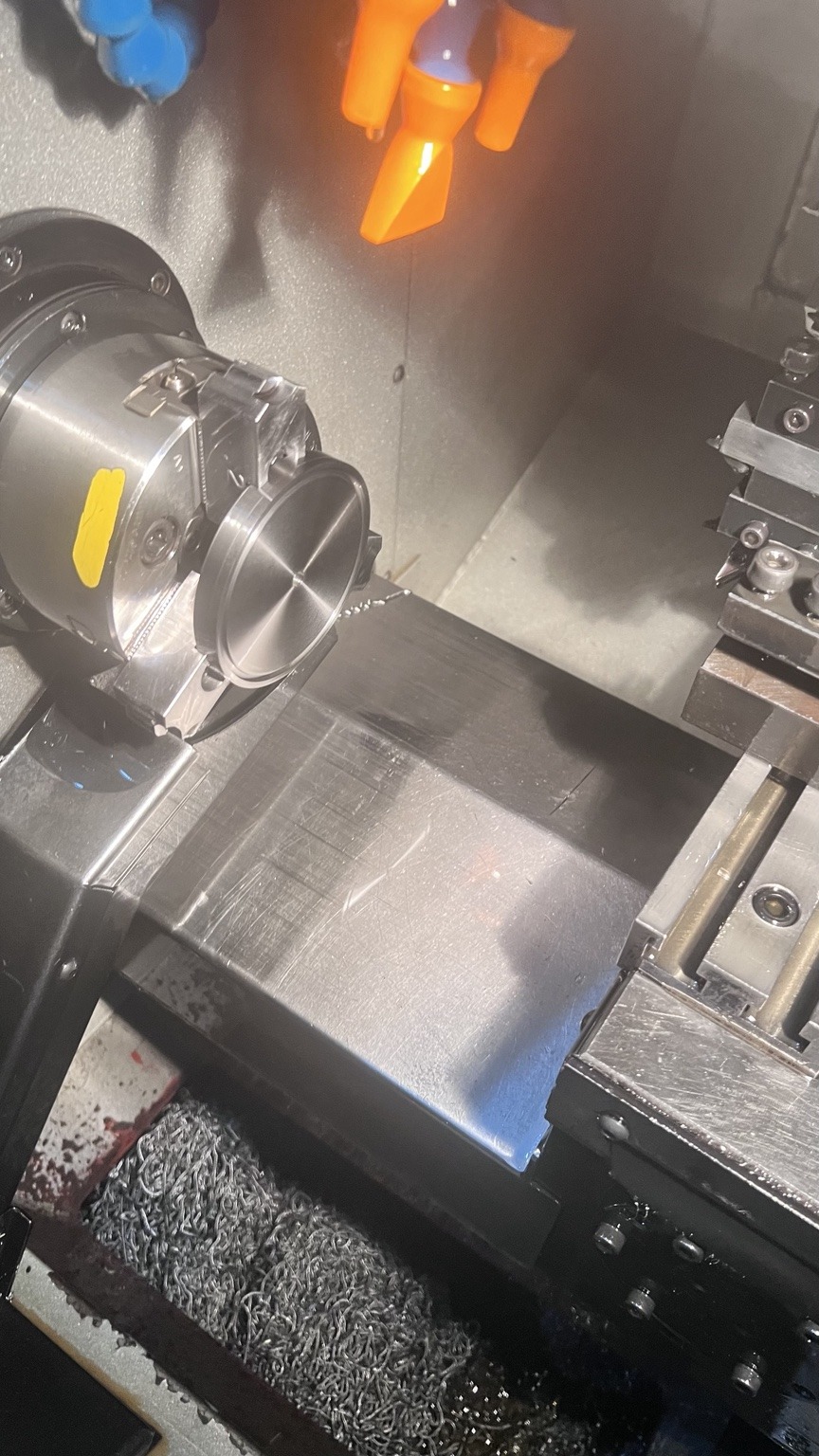 CNC 車床內的工件與刀具