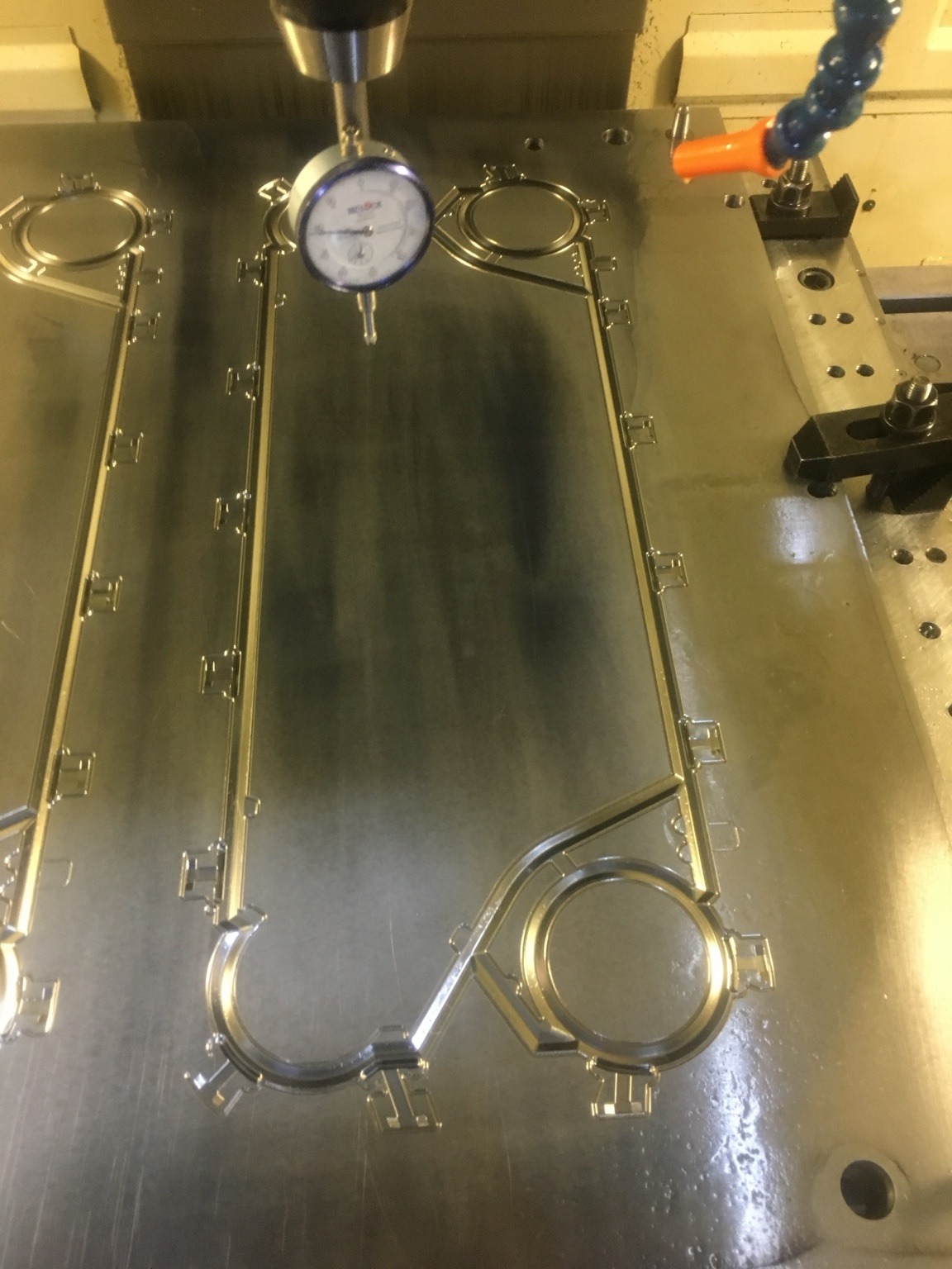 長形輪廓模具及指示量表