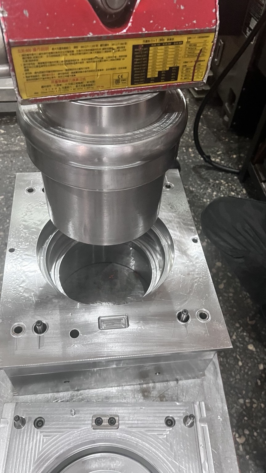 機台與圓形模具的加工現場