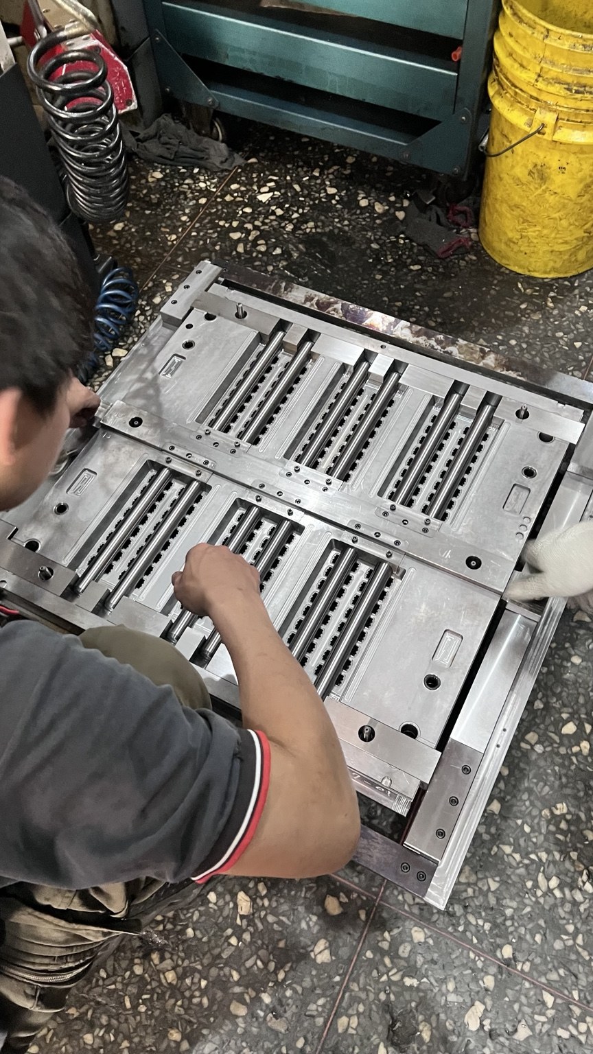 人員整理模板上的模具組件